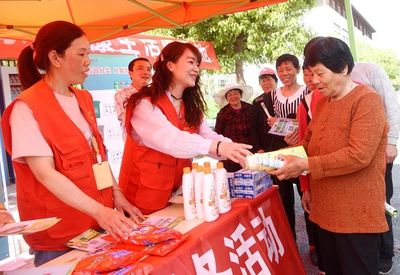 鹽城城管志愿者開展農村垃圾分類服務行，助力美麗鄉村建設